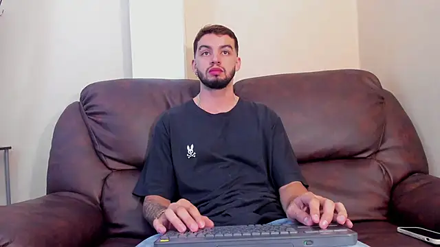 Snapshot of Michael_magno chatting on October 11, 2025, 12:55 am Michael magno online show from October 11, 2025, 12:55 am