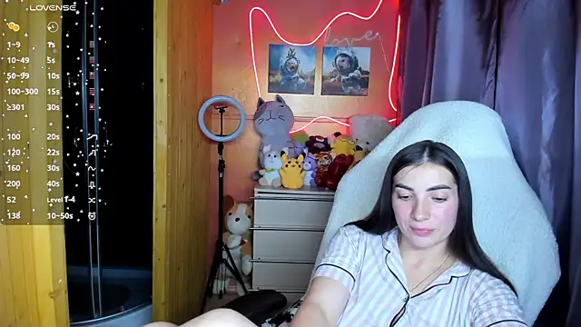 Fiery Brunette  online show from September 22, 2025, 4:35 pm