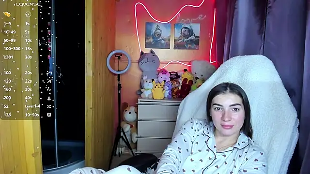 Fiery Brunette  online show from October 9, 2025, 1:22 pm