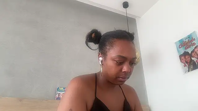 Snapshot of ChocolateCakeQueen chatting on June 25, 2026, 2:44 pm ChocolateCakeQueen online show from June 25, 2026, 2:44 pm