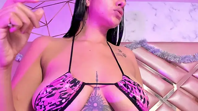 Snapshot of KendallFox1 chatting on December 27, 2024, 12:01 pm KendallFox1 online show from December 27, 2024, 12:01 pm