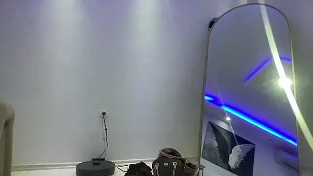 petitebeauty online show from December 4, 2025, 1:26 am