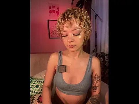 lisathommpson online show from April 3, 2026, 9:32 pm