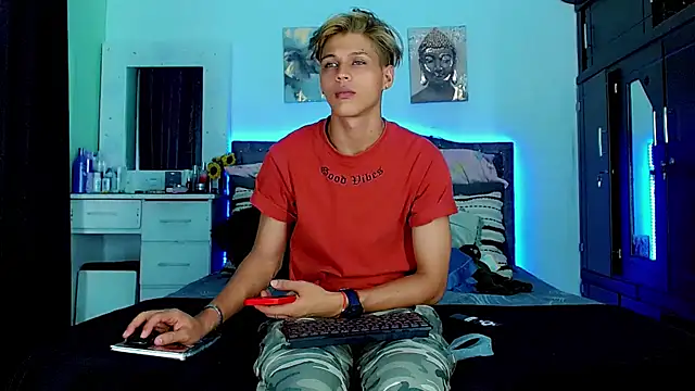 Liamscott  online show from September 15, 2025, 9:15 pm