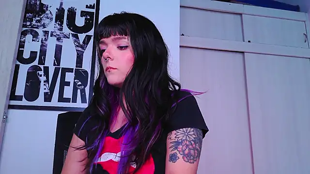 Snapshot of purple_em69 chatting on February 1, 2026, 7:45 pm purple em69 online show from February 1, 2026, 7:45 pm