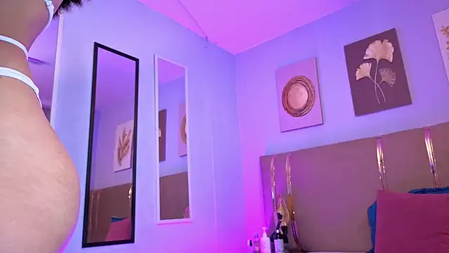 sarah cruzz  online show from December 14, 2025, 1:28 pm