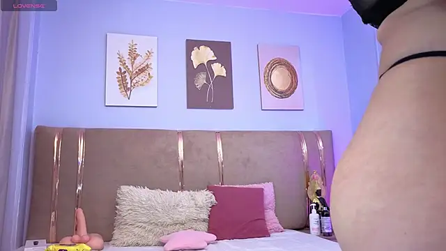 sarah cruzz  online show from November 6, 2025, 2:26 am