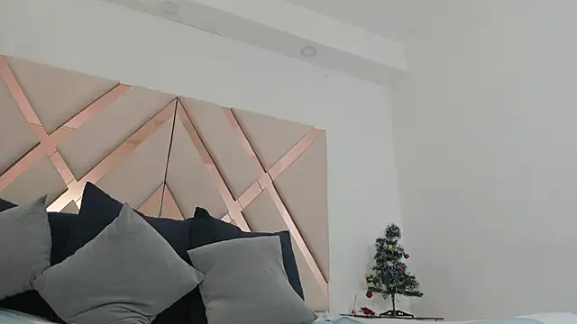 emma castilloo online show from December 15, 2025, 11:10 pm