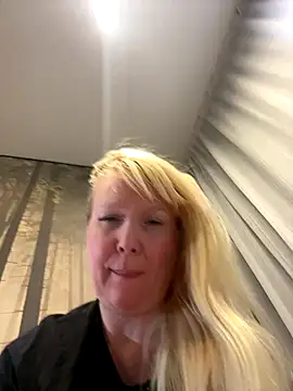 EmmaInLove23 online show from November 19, 2025, 3:06 am