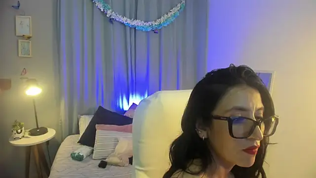 kira moon   online show from April 8, 2026, 9:05 pm