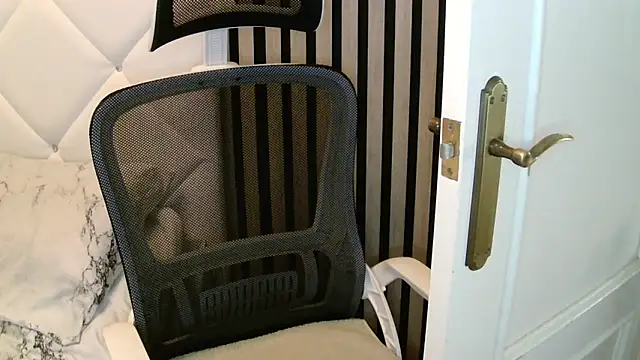 xxNoeliaxx online show from December 4, 2025, 8:02 am