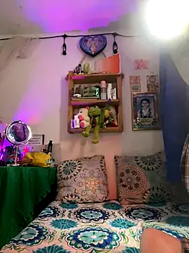 LiliJones  online show from December 5, 2025, 3:43 pm