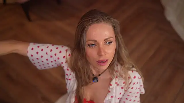 eva fashionista online show from February 15, 2026, 6:07 pm