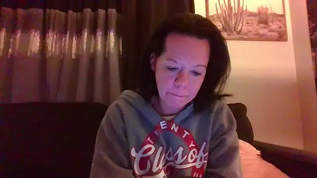 Snapshot of SidneyRaee chatting on December 8, 2024, 1:30 am SidneyRaee online show from December 8, 2024, 1:30 am