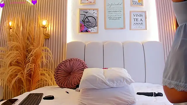 carolriveraa  online show from September 23, 2025, 8:49 pm