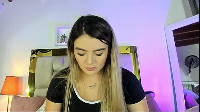 Snapshot of emmy_r chatting on October 15, 2025, 12:02 pm emmy r online show from October 15, 2025, 12:02 pm