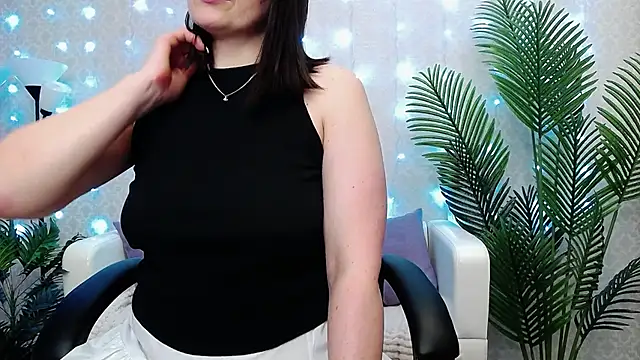 Snapshot of Camelia_Lillie chatting on December 15, 2025, 1:11 am Camelia Lillie online show from December 15, 2025, 1:11 am