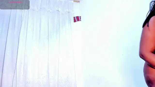 Snapshot of RoxannaBlanche chatting on November 4, 2025, 1:37 pm RoxannaBlanche online show from November 4, 2025, 1:37 pm