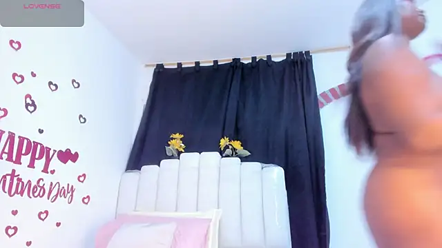 Snapshot of RoxannaBlanche chatting on February 13, 2026, 12:38 pm RoxannaBlanche online show from February 13, 2026, 12:38 pm