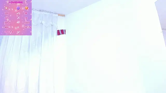 Snapshot of RoxannaBlanche chatting on October 19, 2025, 11:46 am RoxannaBlanche online show from October 19, 2025, 11:46 am