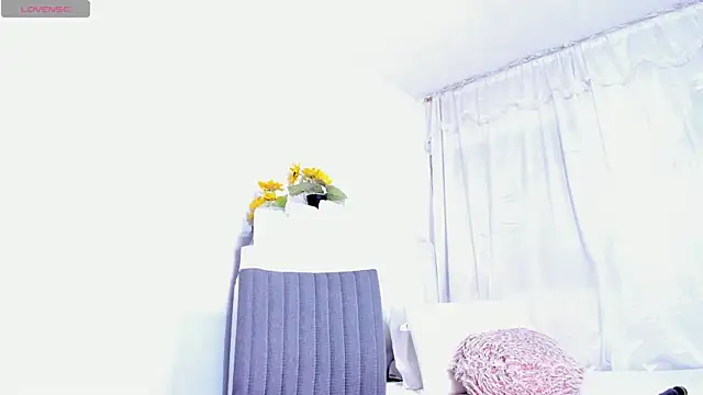 Snapshot of RoxannaBlanche chatting on March 18, 2025, 5:12 pm RoxannaBlanche online show from March 18, 2025, 5:12 pm