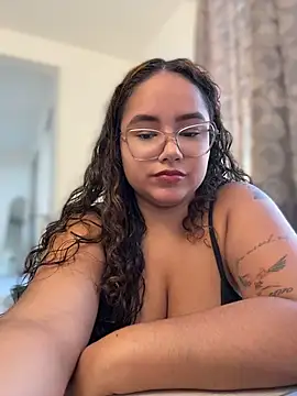 Snapshot of CurlyGirl_1 chatting on June 27, 2026, 11:22 pm CurlyGirl 1 online show from June 27, 2026, 11:22 pm