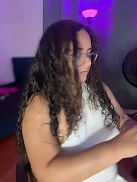 Snapshot of CurlyGirl_1 chatting on April 27, 2026, 2:31 am CurlyGirl 1 online show from April 27, 2026, 2:31 am