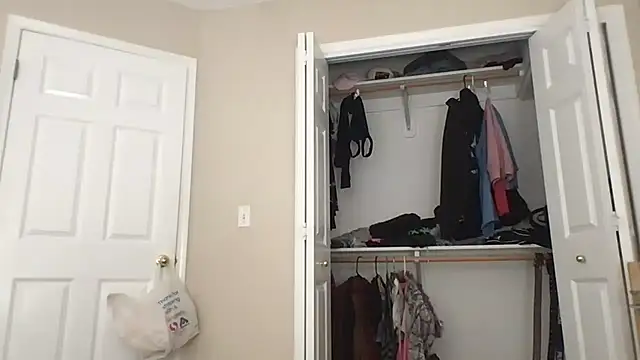 kittycatkendra online show from September 23, 2025, 11:56 pm