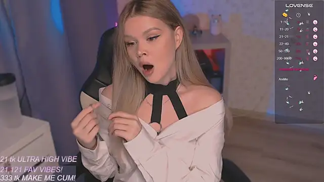 Snapshot of VeronaAura chatting on October 6, 2025, 9:59 pm VeronaAura online show from October 6, 2025, 9:59 pm