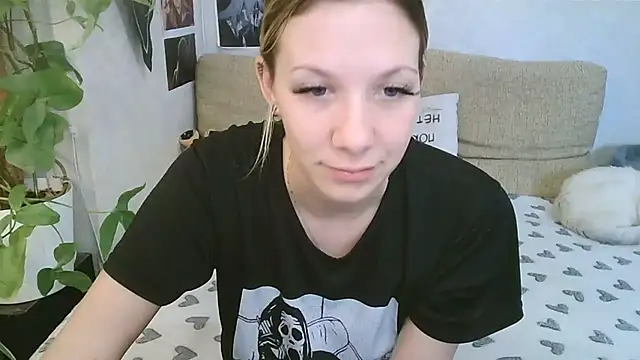 Snapshot of -GoldenGirl- chatting on May 1, 2026, 10:20 am -GoldenGirl- online show from May 1, 2026, 10:20 am
