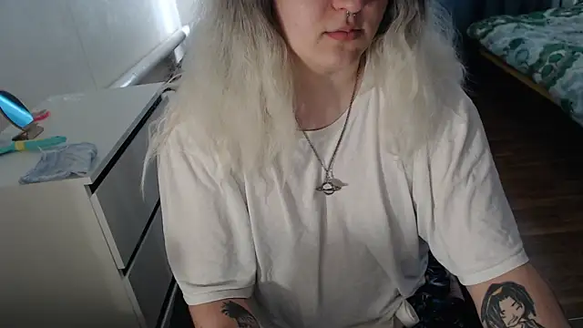 Snapshot of EvaMiron chatting on February 18, 2026, 8:22 am EvaMiron online show from February 18, 2026, 8:22 am