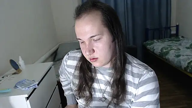 EvaMiron online show from December 4, 2025, 2:21 am