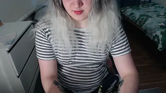 Snapshot of EvaMiron chatting on February 20, 2026, 12:07 pm EvaMiron online show from February 20, 2026, 12:07 pm