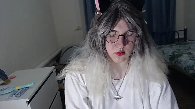 Snapshot of EvaMiron chatting on February 16, 2026, 3:43 pm EvaMiron online show from February 16, 2026, 3:43 pm