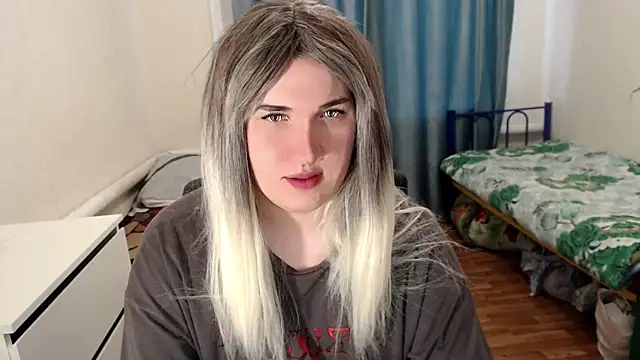 EvaMiron online show from April 13, 2026, 4:49 am