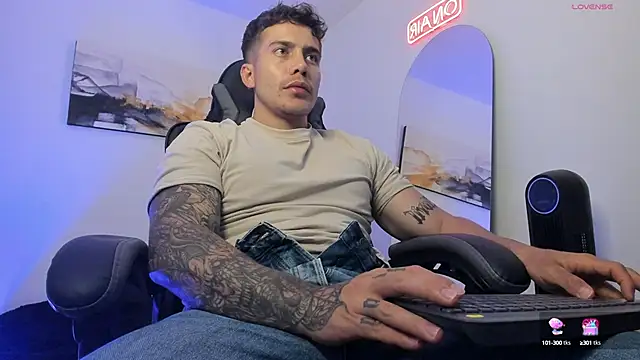 Snapshot of LucianSinclair chatting on December 28, 2024, 12:47 am LucianSinclair online show from December 28, 2024, 12:47 am