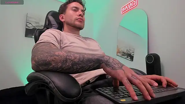 Snapshot of LucianSinclair chatting on March 1, 2025, 1:11 am LucianSinclair online show from March 1, 2025, 1:11 am