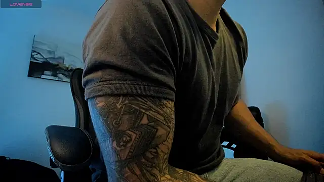 Snapshot of LucianSinclair chatting on January 17, 2025, 12:10 am LucianSinclair online show from January 17, 2025, 12:10 am