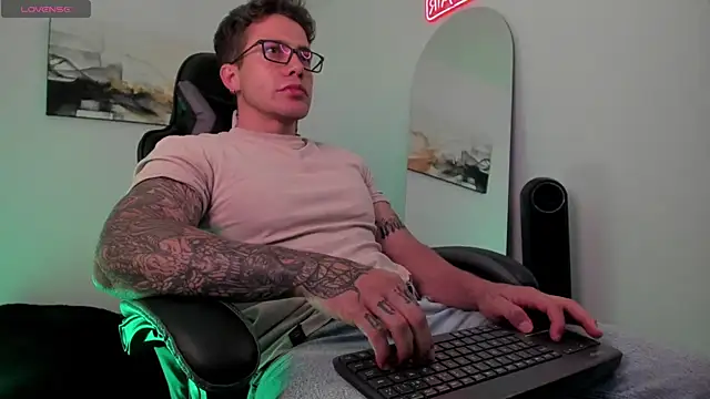 Snapshot of LucianSinclair chatting on January 24, 2025, 12:42 am LucianSinclair online show from January 24, 2025, 12:42 am