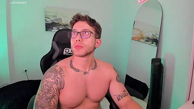 Snapshot of LucianSinclair chatting on February 20, 2025, 12:19 am LucianSinclair online show from February 20, 2025, 12:19 am