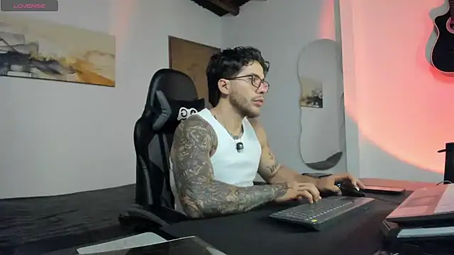 Snapshot of LucianSinclair chatting on August 9, 2026, 12:18 am LucianSinclair online show from August 9, 2026, 12:18 am