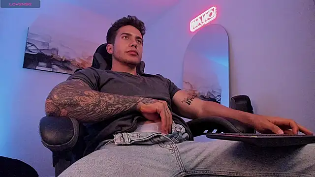 Snapshot of LucianSinclair chatting on January 17, 2025, 3:12 am LucianSinclair online show from January 17, 2025, 3:12 am