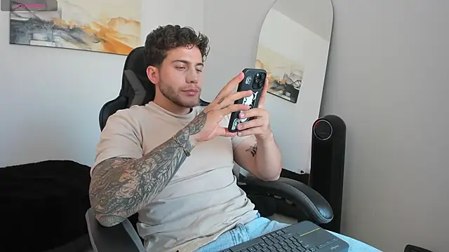 Snapshot of LucianSinclair chatting on December 1, 2024, 5:18 pm LucianSinclair online show from December 1, 2024, 5:18 pm