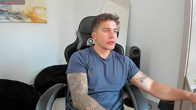 Snapshot of LucianSinclair chatting on January 25, 2025, 9:35 pm LucianSinclair online show from January 25, 2025, 9:35 pm