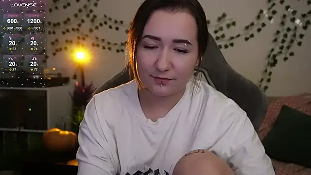 Megan  Hart online show from November 9, 2025, 2:15 am