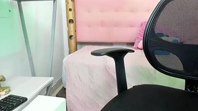 Cloeandtyfanny online show from November 12, 2025, 8:45 pm