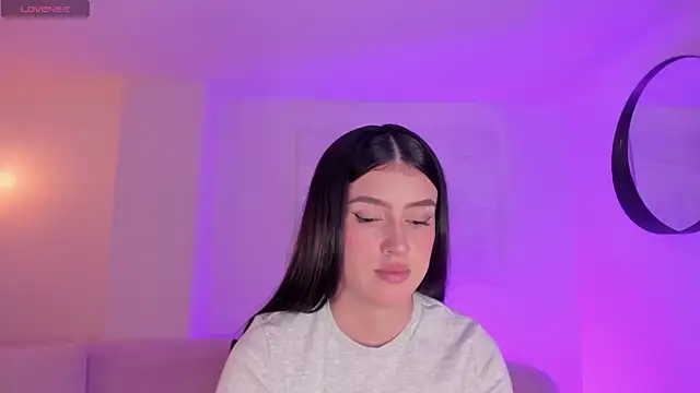 PaulinaSantos  online show from November 6, 2025, 8:02 pm