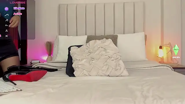 romina-brunette online show from October 2, 2025, 7:28 pm