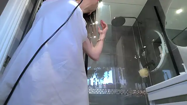 SweetMonicaUK online show from March 5, 2026, 10:23 am