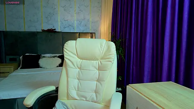 Snapshot of -KASANDRA- chatting on November 18, 2025, 3:48 pm -KASANDRA- online show from November 18, 2025, 3:48 pm